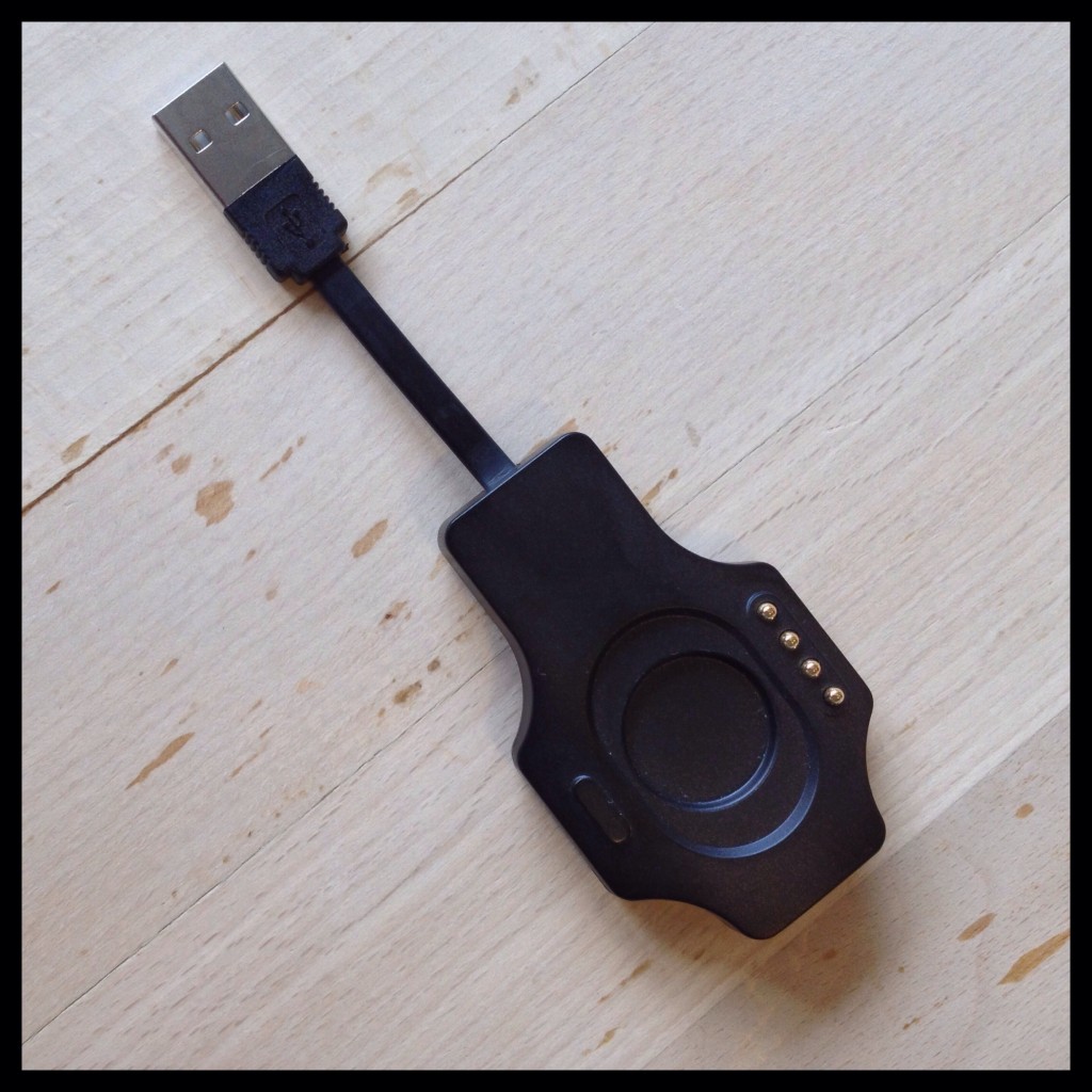 Med ledningen foldet ud, rigelig længde til at nå både USB stik på computeren og en oplader i stikkontakten.
