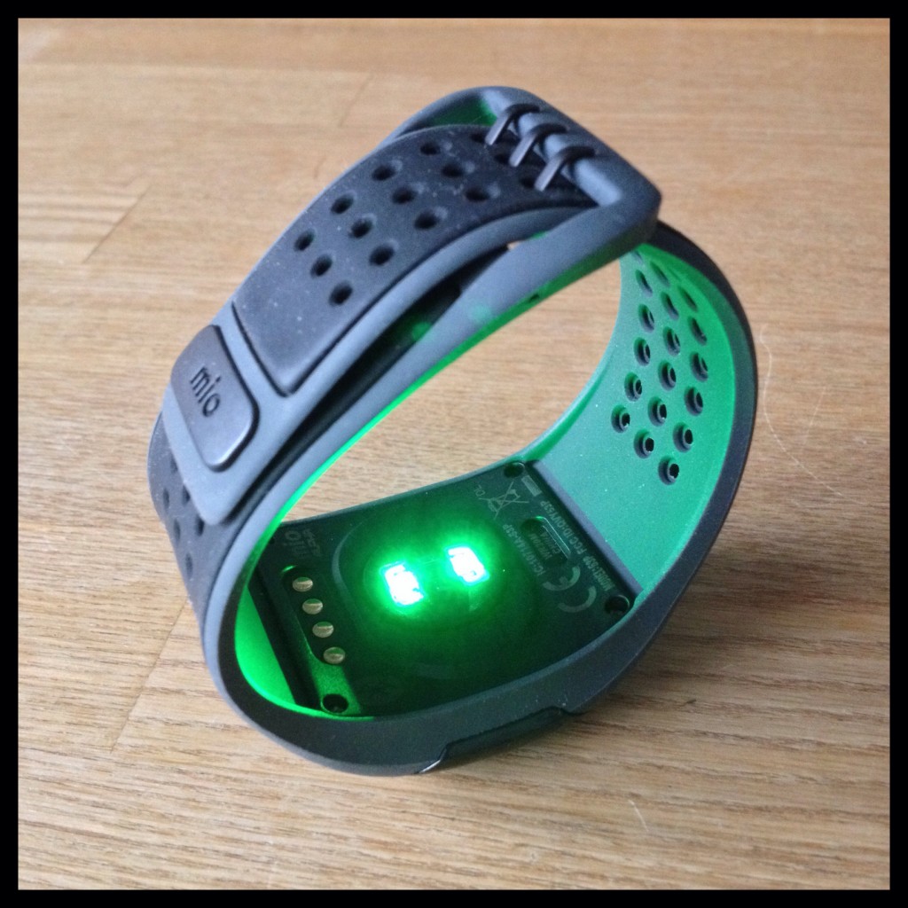 Grønt lys gennemtrænger huden og giver den optiske sensor noget at arbejde med.