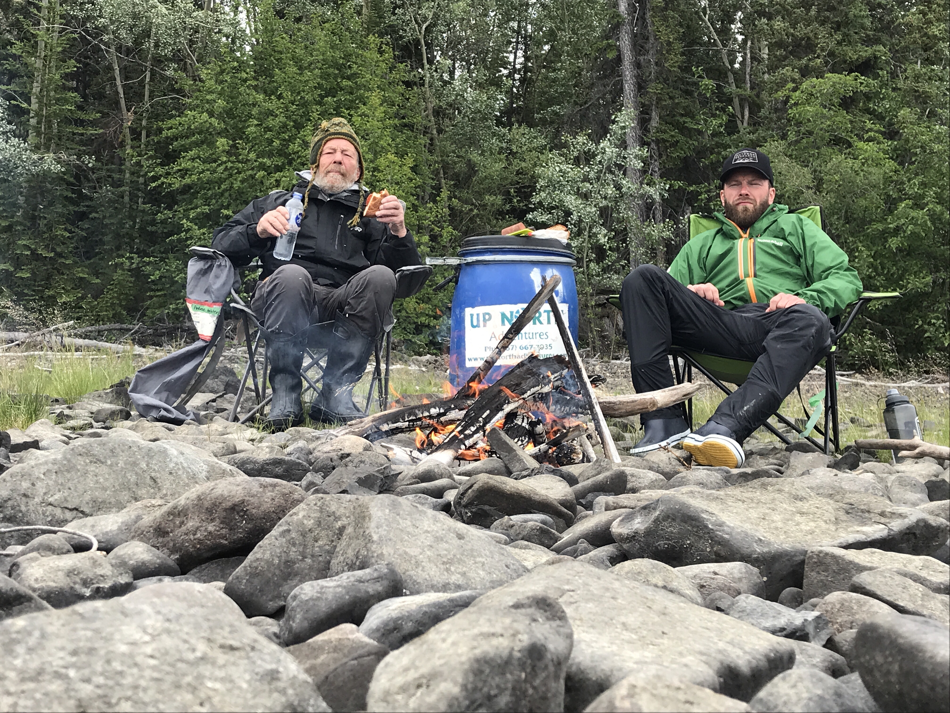 Frokost på bredden af Yukon River, praktiske gummistøvler når vejret er ustadigt.