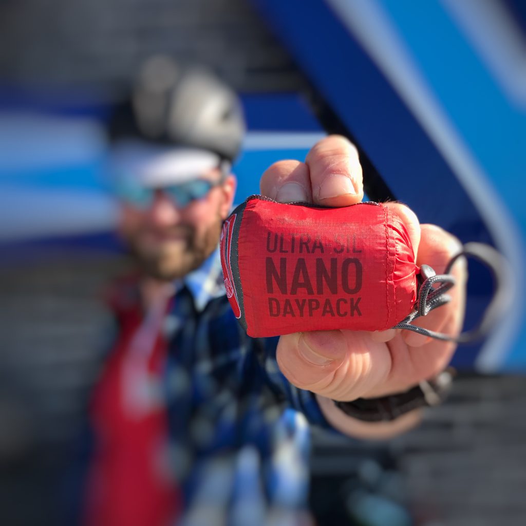 Den kompakte Sea To Summit Ultra-Sil Nano Daypack kan ligge i en knyttet hånd og giver ekstra 18 liter kapacitet på ryggen. Perfekt til småindkøb i løbet af dagen på bikepacking turen.