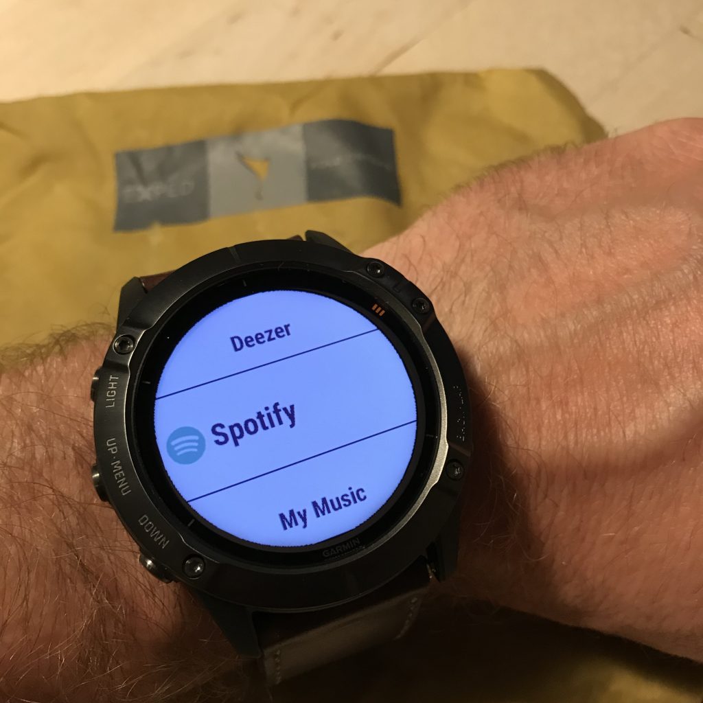 Spotify er den suverænt største musikleverandør i Danmark. Med Fënix 6X Pro Solar kan du have et utal af sange og playlister med på farten, uden at slæbe på din smartphone.