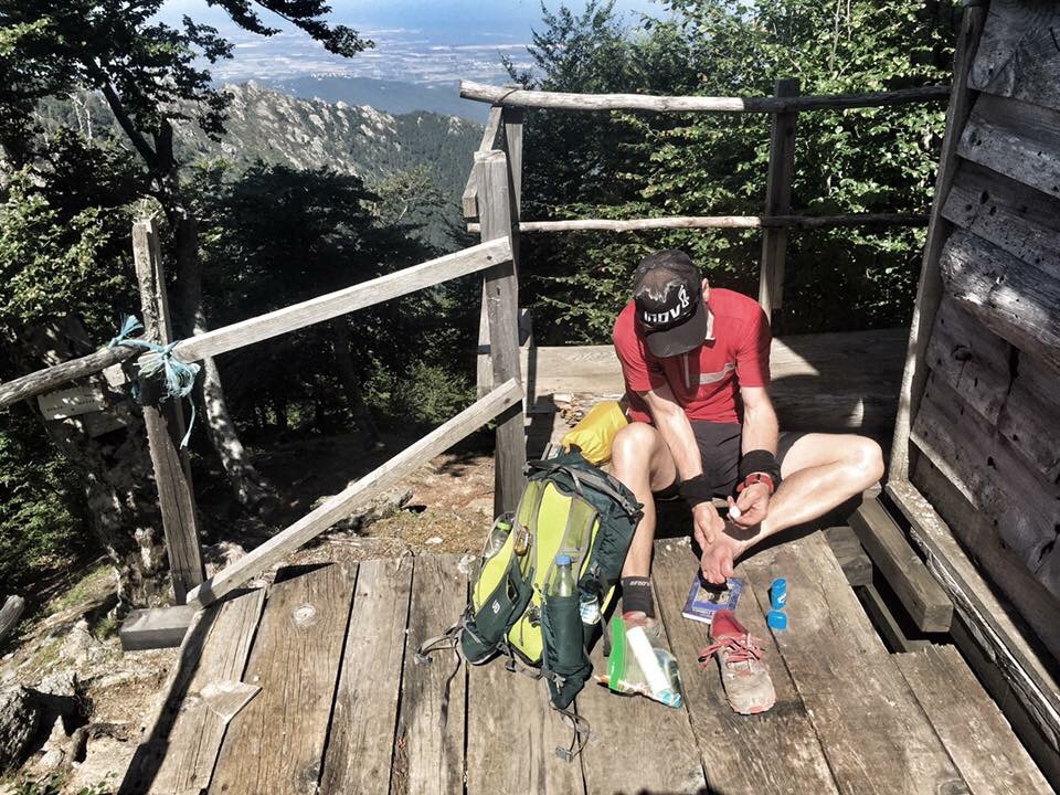 Her fikser jeg mine egne fødder, forebyggende, i løbet af dagen under en lang fastpackingtur i bjergene på langs af Korsika. Foto: Rune Yates